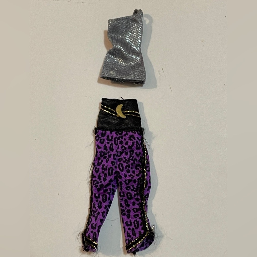 Monster High Sweet 1600 Clawdeen Wolf Doll Pants and silver top